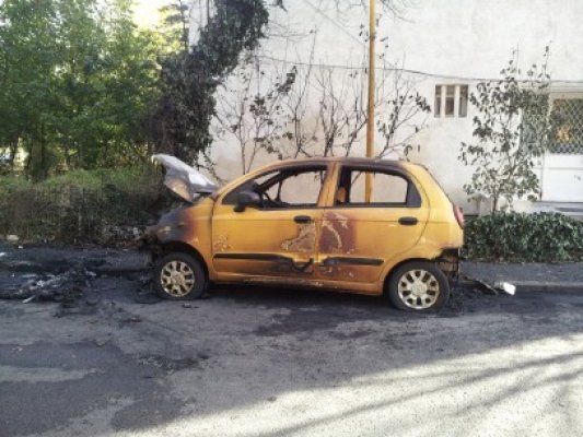 Incendiu de proporţii în Constanţa: cinci maşini s-au făcut scrum într-o parcare